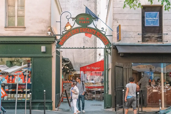 سوق الأطفال الحمر